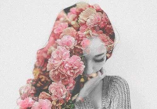 Mujer con flores en el pelo representando a una persona bella