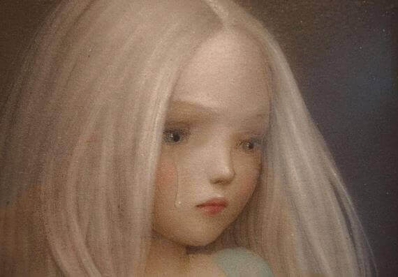 Niña llorando por la mentira y la falsedad