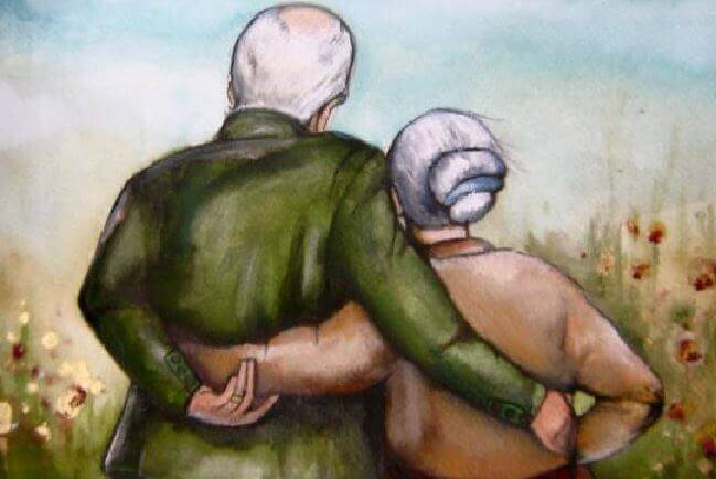 Pareja de abuelos abrazada