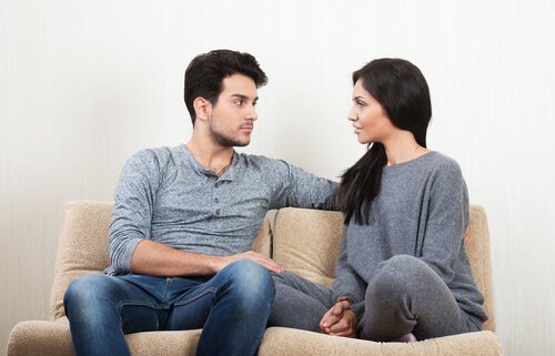 Pareja hablando