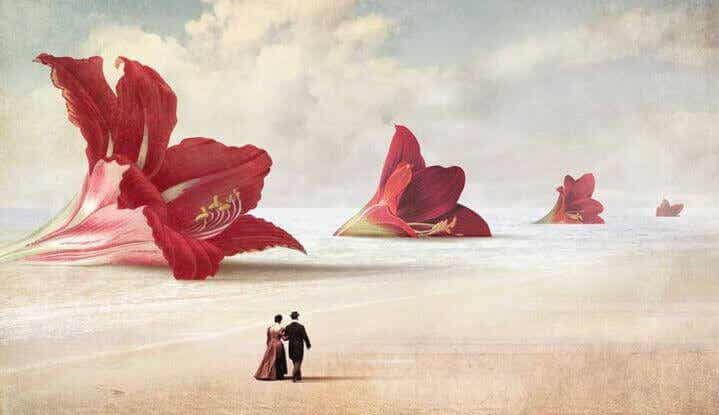 pareja paseando ante flores gigantes