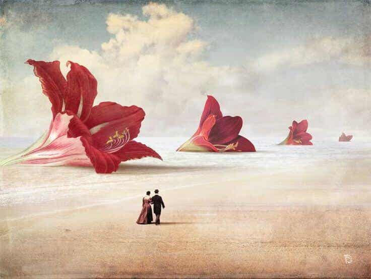 pareja paseando ante flores gigantes