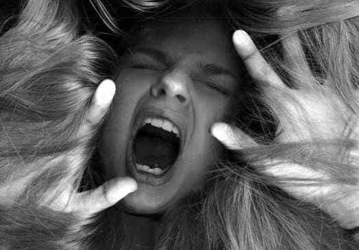 Mujer con ira, una de las 6 emociones básicas