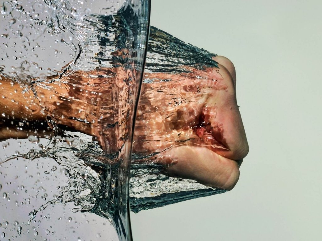 Puño golpeando el agua