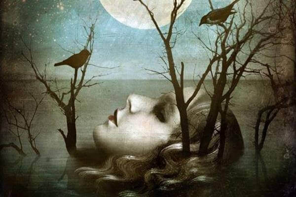 Mujer con cuervos representando tabús de la muerte