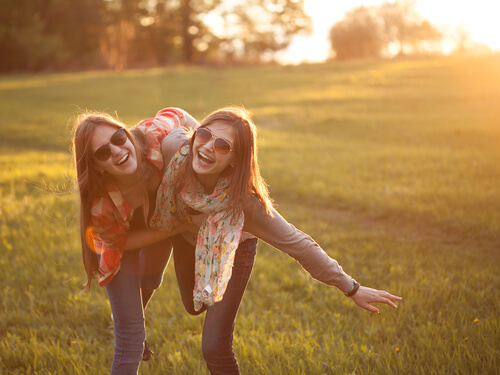 Amigas sonriendo en el campo