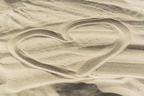 Corazón dibujado en la arena