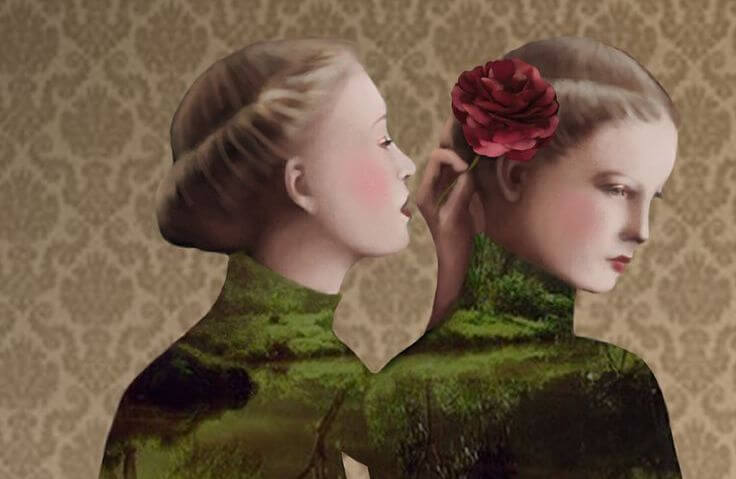 Femme parlant à l'oreille d'une autre