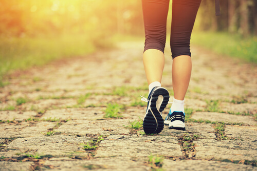 Mujer andando con zapatillas de deporte