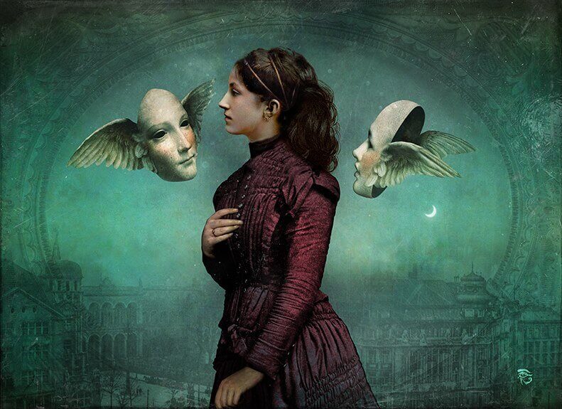 Femme aux deux visages avec des ailes pensant aux offenses des autres