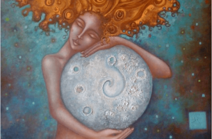 Mujer abrazando a una luna gigante