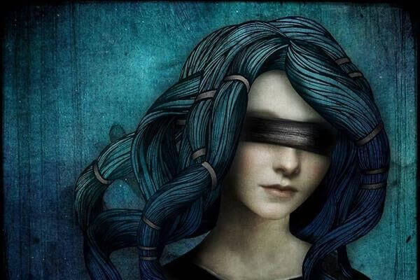 Mujer con los ojos tapados