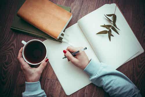 Mujer escribiendo y tomando café