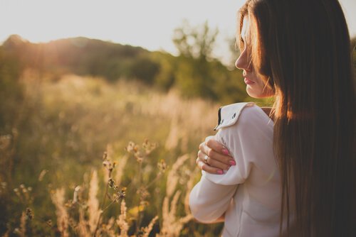 Mujer sintiendo la frustración de las expectativas