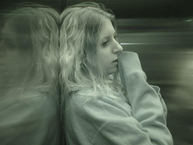 Mujer sintiéndose culpable