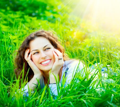 Mujer sonriendo en el campo