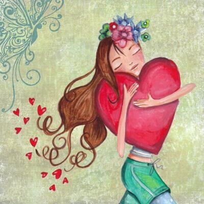 Fille heureuse étreignant un coeur