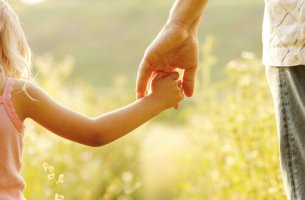 Padre e hija agarrados de la mano
