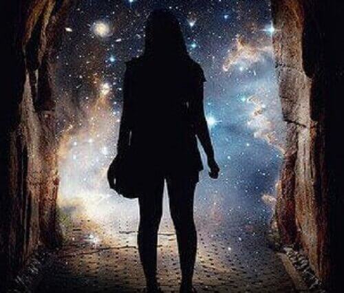 Silhouet van meisje dat naar de horizon kijkt