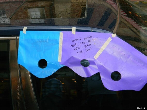 Plásticos en ventanilla abierta