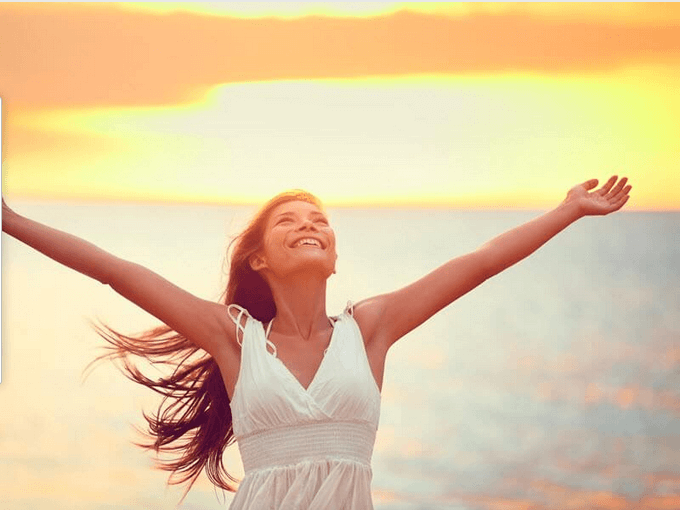 Chica alegre disfrutando del presente