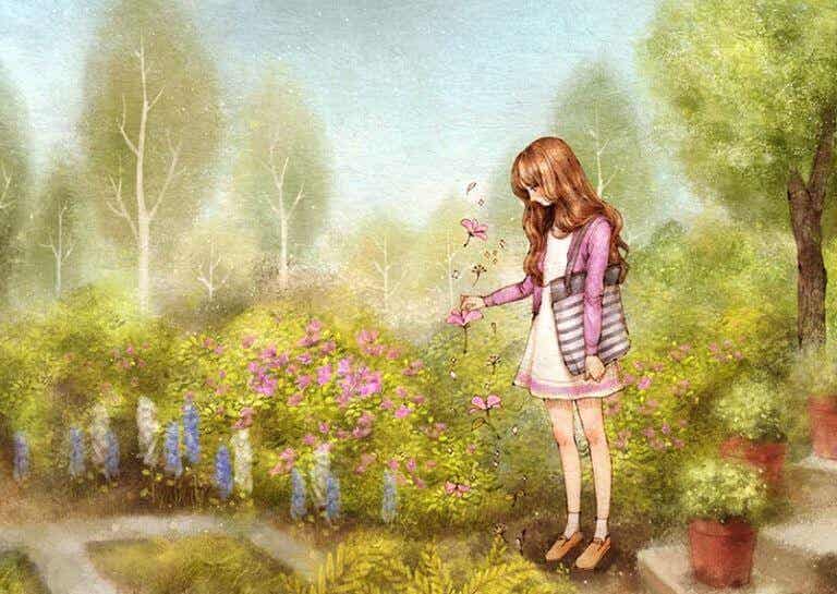 Chica mirando a las flores