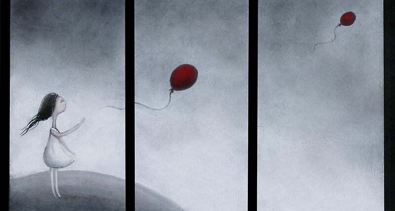 Chica soltando globos rojos al cielo