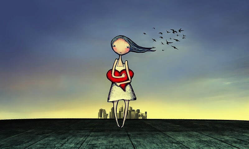 Chica sujetando un corazón