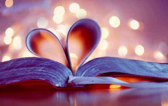 Hojas de libro formando un corazón