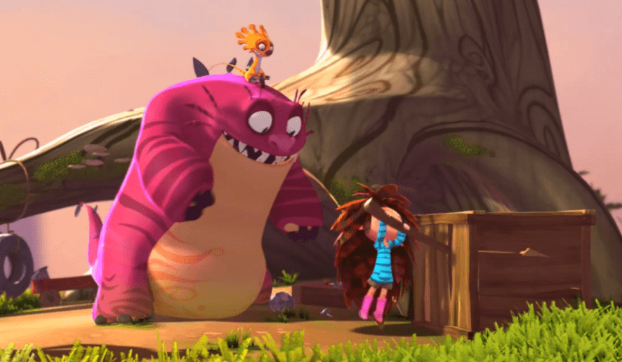 Niño abriendo una caja al lado de un monstruo rosa