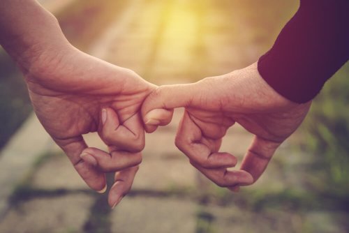 Pareja unidas por la mano