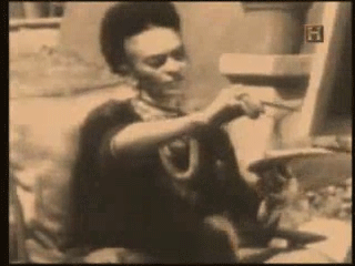 Frida en gif pintando