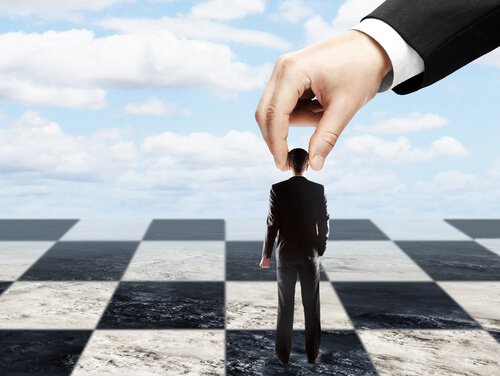 Hombre víctima de una persona manipuladora