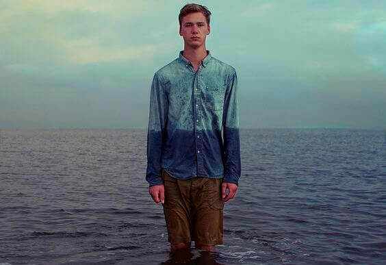 Hombre deprimido en el mar