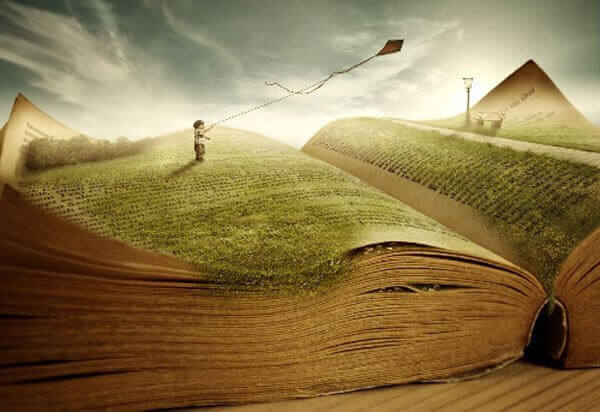 Niño con una cometa jugando en un libro