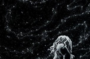 Mujer mirando a la luna