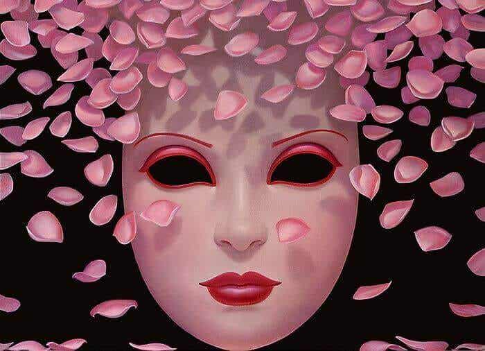 Máscara rodeada de pétalos de rosa