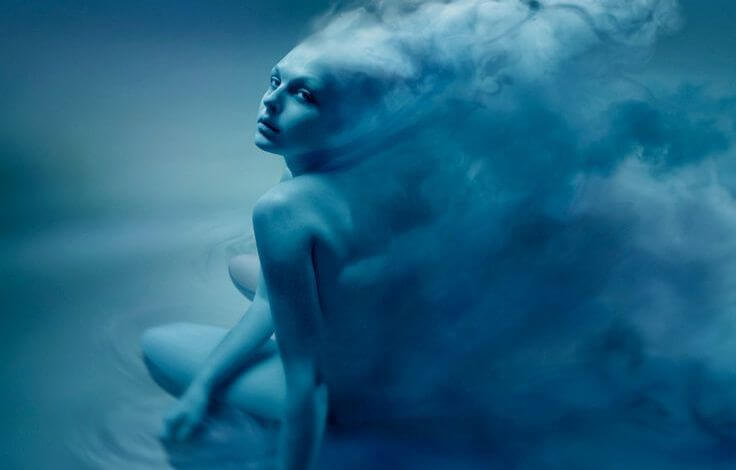 mujer azul