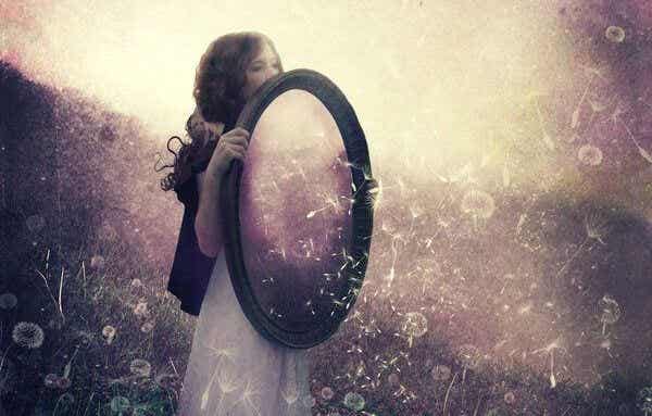 Kvinde holder et spejl som symbol for at gå foran med et godt eksempel