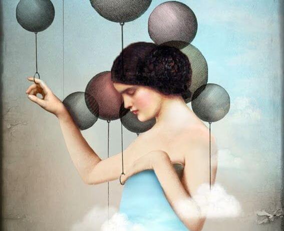 mujer con globos pensando en lo que critican otros