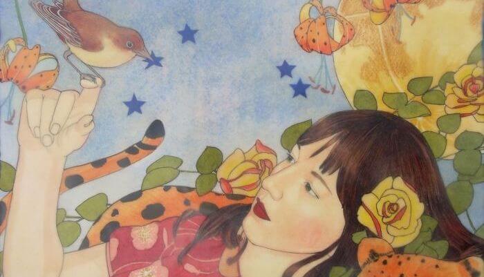 mujer con pájaro disfrutando de su calidad de vida