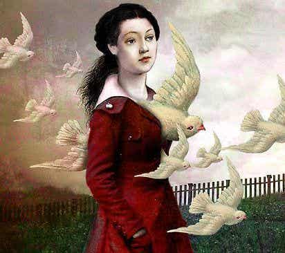 Mujer rodeada de palomas
