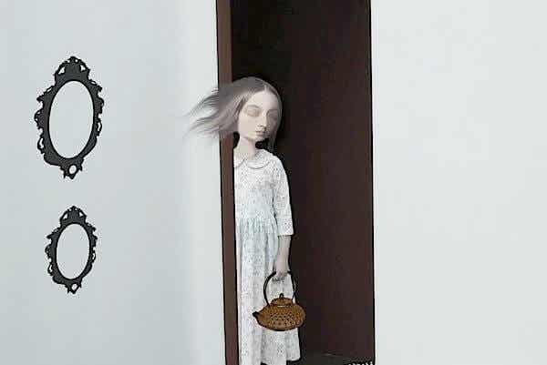 mujer en umbral puerta representando la entrada a la depresión