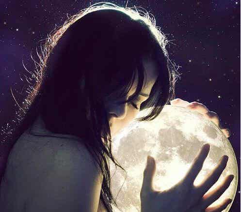 Mujer con las manos en la luna
