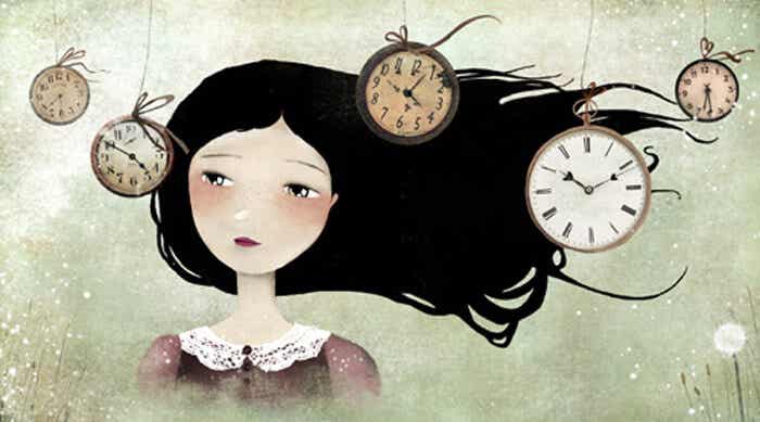 mujer mirando un reloj sabiendo que todo es posible (1)
