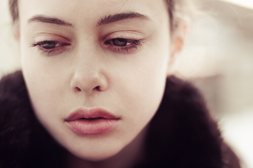Femme aux yeux tristes