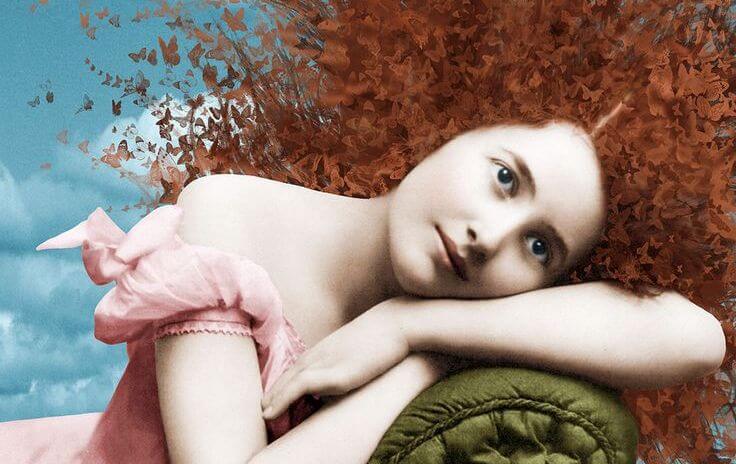 mujer recostada en sofá