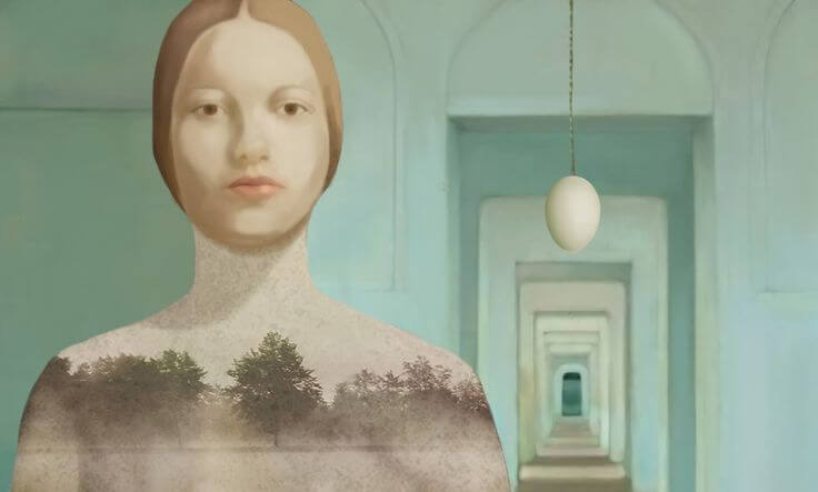 mujer al final de un pasillo