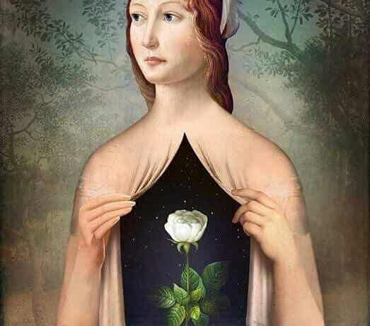 Mujer con una rosa en el pecho