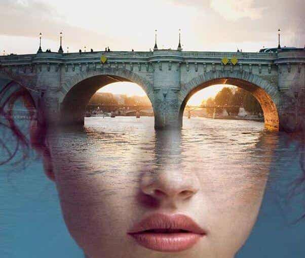 mujer rostro puente